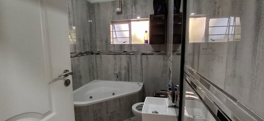 6 Bedroom Property for Sale in Haven Hills Eastern Cape